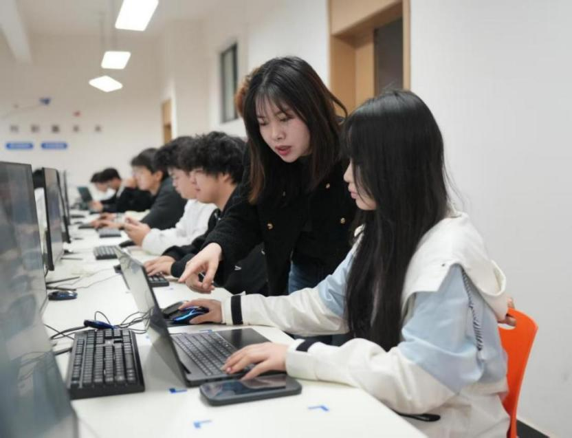 大一新生在校赚到&ldquo;第一桶金&rdquo;，重庆安防职业学院深化产教融合让课堂直通职场